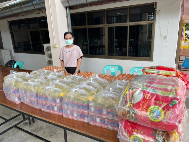 มอบถุงยังชีพให้แก่ประชาชนผู้กักตัวจากโรคโควิด-19 หมู่ที่ 1 หมู่ที่ 5 หมู่ที่ 6 หมู่ที่ 8 และหมู่ที่