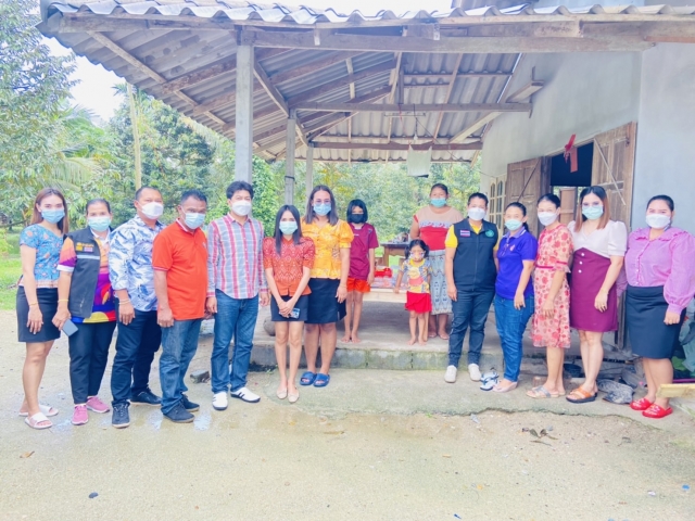 ลงพื้นที่มอบถุงยังชีพให้แก่ประชาชนผู้กักตัวที่เสี่ยงสูงจากโรคโควิด-19 ตำบลตลิ่งชัน หมู่ที่3 จำนวน 5