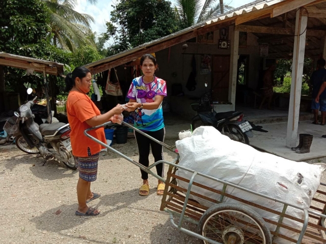 โครงการขยะแลกไข่ ณ บ้าน/ที่ทำการของเครือข่ายธนาคารกองบุญขยะ
